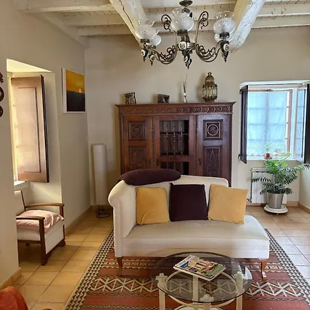 Casa De La Fuente De Vista Alegre サリア